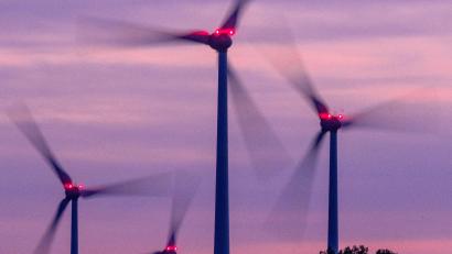 Symbolbild: Jens Büttner/dpa
Windräder im Gemeindebereich Bad Neualbenreuth sollten nur auf Gemeindegrund entstehen, um Spekulanten abzuwehren, so Bürgermeister Klaus Meyer in der jüngsten Sitzung des Marktrats.