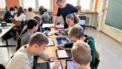 Bild: lg
Das Tablet hat als Unterrichtswerkzeug Einzug gehalten. Innerhalb Gruppen werden Arbeitsaufträge erledigt.