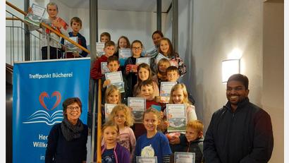 Bild: Alexandra Oppitz/exb
Das Foto zeigt die anwesenden Preisträger der Verlosung mit Teilnahmeurkunden.