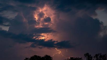 Symbolbild: Fabian Sommer/dpa/Symbolbild
Der Deutsche Wetterdienst warnt vor starken Gewittern in Teilen der Oberpfalz.