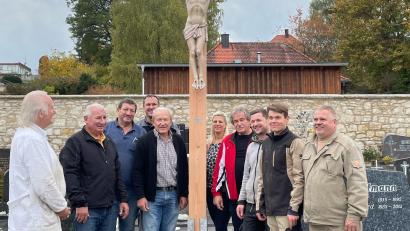 Bild: Herbert Pronath/exb
Auf dem Theuerner Friedhof wird auf Initiative des örtlichen Heimatvereins ein neues Holzkreuz aufgestellt.