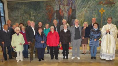 Bild: adj
Im feierlichen Gottesdienst zum Ehejubiläum gratuliert Pfarrer Thomas Kopp (rechts) den Männern und Frauen.