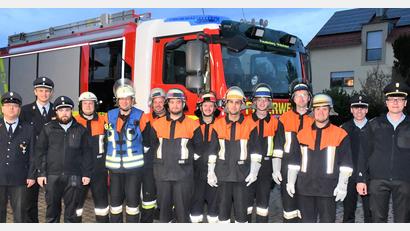 Bild: sche
Die erfolgreiche Löschgruppe der Feuerwehr Aschach (von links): Franz Plößl, Peter Meßmann, Fachkreisbrandmeister Alexander Zeitler, Franz Bauer, Norbert Hiller, Christian Drexler, Alexander Niec, Christian Bienia, Benedikt Seidl, Felix Schäffer, Stefan Müllner, Moritz Gebhard, Kreisbrandmeister Ernst Dominik und Kreisbrandinspektor Armin Daubenmerkl.