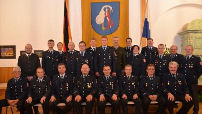 Bild: dob
Alle Feuerwehrmänner, die sich seit 40 Jahren aktiv in den Feuerwehren der Großgemeinde engagieren, durften in der erste Reihe Platz nehmen. Landrat Andreas Meier (hinten links) und Bürgermeister Andreas Wutzlhofer (hinten Mitte) dankten für den Rund-um-die-Uhr-Einsatz bei den Feuerwehren.