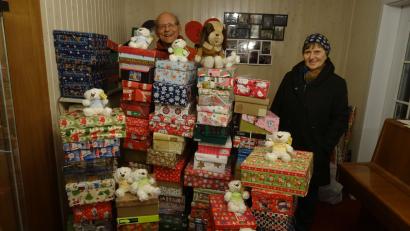 Archivbild: tk
So sieht es jedes Jahr im November bei Dieter und Helga Münch in Amberg aus Das Ehepaar beteiligt sich als offizielle Sammelstelle an der Aktion "Weihnachten im Schuhkarton".