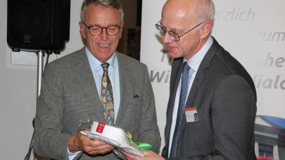 Bild: kro
Bürgermeister Franz Stahl überreichte Walter Jonas, Regierungspräsident der Oberpfalz und Impulsredner beim zehnten Wirtschaftsdialog in Tirschenreuth, ein Markenzeichen aus der Stadt, ein Hatico-Hemd.
