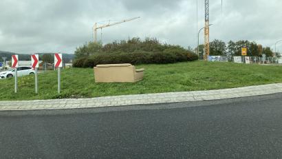 Bild: PI Nabburg/exb
Am Kreisverkehr in Nabburg entdeckte die Polizei eine entsorgte Couch.