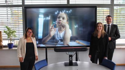 Bild: Manuel Lischka/exb
Mit dem Ergebnis des neuen MINT-Films rundum zufrieden: MINT-Managerin Rebecca Zinkl, Regionalmanagerin Veronika Kiener und Landrat Thomas Ebeling (von links).