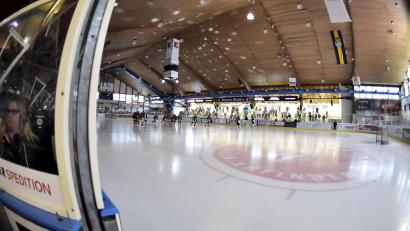 Bild: Hubert Ziegler
Um im Amberger Eisstadion Eis zu machen und zu erhalten, benötigt man viel Energie. Ein Grund dafür, dass die Stadt Amberg jetzt an einem einheitlichen Energie-Konzept für den gesamten Sportpark arbeitet.