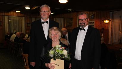 Bild: prh
Gabi Fröhlich (Mitte) ist das erste Ehrenmitglied des Neustädter Salonorchesters. Die Laudatio hielt Vorsitzender Max Peter (links), Blumen überreichte Orchesterleiter Nicolaus Dick (rechts).