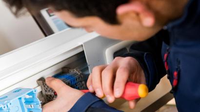 Symbolbild: Daniel Bockwoldt
Handwerklich begabte Freunde können sehr wertvoll sein – vor allem beim Umzug.