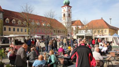 Bild: kro
Ein Platz an der Sonne mit Blick auf den Jahrmarkt und die Stadtpfarrkirche.