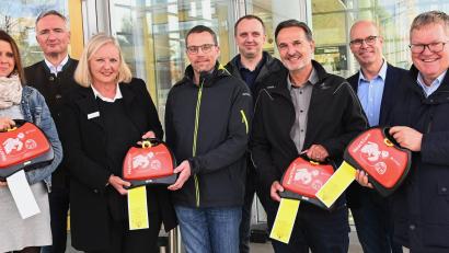 Bild: gf
Bei der Übergabe der Defibrillatoren waren dabei (von links): Gabi Donhauser (JU Ammersricht), Harald Schwartz, Petra Strobl (ACC), Bernhard Scheidig (Schulamt), Andreas Pfautsch (Katastrophenschutz), Wolfgang Meier (Stadtverband für Sport), Robert Fuchs und Oberbürgermeister Michael Cerny.