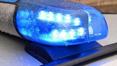 Symbolbild: Carsten Rehder/dpa
Eine 53-Jährige ist bei einem Unfall mit einem Lastwagen in Schwandorf schwer verletzt worden.