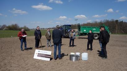Bild: ak
Vertreter der ILE Frankenpfalz im Fichtelgebirge trafen sich vorab auf dem Versuchsfeld zu einer Informationsveranstaltung.