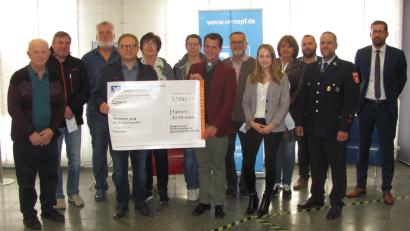 Bild: sei
Regionalmarktleiter Gerhard Röbl (rechts) und Filialleiter in Mantel Daniel Dörfler (Dritter von rechts) überreichen mit ihren Kolleginnen 3500 Euro an Vereine und Organisationen in Mantel und Neunkirchen.