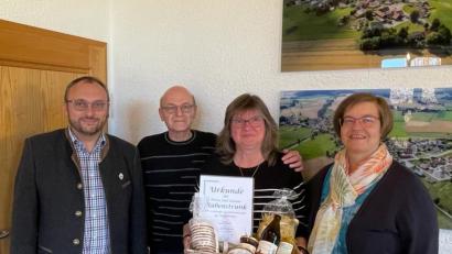 Bild: fjo
Bürgermeister Markus Bauriedl dankt Rainer und Petra Rübenstrunk im Quartier von Carola Ringholz (von links) für ihre häufigen Besuche in Waidhaus.