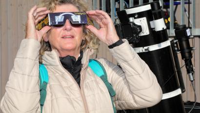 Bild: Wolfgang Steinbacher
Bitte nur mit spezieller Brille: Der direkte Blick in die Sonne ist gefährlich für die Augen.