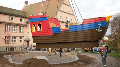 Bild: Hirsch
Das Piratenschiff der Playmobil-Stiftung ankert im Garten des Gerhardinger-Kinderhauses in Neunburg vorm Wald. Anfang November dürfen die Kinder das Kommando übernehmen.