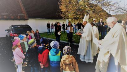 Bild: gz
Der Kindergarten überrascht Bischof Beatus mit einem Lied auf Suaheli.