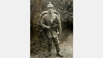 Bild: Stephan Huber
Der Eindruck dieses Bildes, das wohl 1916 auf dem Truppenübungsplatz Hammelburg aufgenommen wurde, täuscht nicht: Hans Spieß war nicht sehr groß, laut Kriegsstammrolle maß er nur 1,52 Meter.