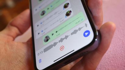 Symbolbild: Karl-Josef Hildenbrand /dpa
Nachrichten, egal ob Text oder Sprache, lassen sich derzeit nicht mit dem Messanger-Dienst Whatsapp versenden.