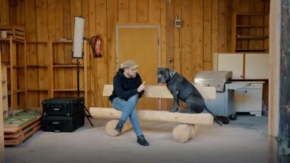 Screenshot: youtube.com/Landkreis Neustadt an der Waldnaab
Der Regisseur und sein Star. Markus Pleyer gibt Hund "Pünktchen" Anweisungen.