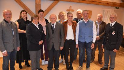 Bild: jr
Ehrenamtliches Engagement würdigte Bürgermeister Max Bindl bei einem Ehrenabend der Marktgemeinde. Im Bild (von links) Max Bindl, Magdalena Schulz, Hermine Schaumberger, Johanna Wenisch, Josef Scharf, Melanie Wenisch, Barbara Wenisch, Peter Hofmann, Uwe Rosner, Bruno Rosner und Bruno Kraus.