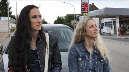 Bild: Oberpfalz Movie/exb
Standszene in Nabburg aus dem neuen Film „Verschicktes Glück“: Darstellerinnen Doris Pöschl aus Nittenau (links) als Annie und Lena Semke aus Bruck (rechts) als Sarah nachdenklich in der Perschener Straße.