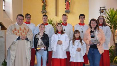 Bild: gi
In die Schar der Ministranten der Filialkirche Tröbes wurden Valerie Sperl und Marie Sixl (Mitte von links) von Pfarrer Udo Klösel aufgenommen. Aus ihrem Ministrantendienst wurden verabschiedet Sandra Danzl, Michaela Hofmeister (von links mit Geschenk) und Katharina Schmid.