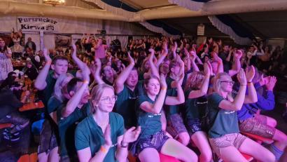 Bild: Franziska Fruth/exb
Für prächtige Stimmung im Festzelt sorgen die Pursrucker Kirwapaare nicht nur beim Bob-Fahrer-Lied.