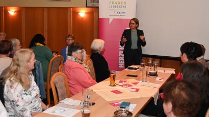 Bild: gf
Die Basis ist ihr wichtig, sagte Susanne Hierl (stehend) beim FU-Kreisverband Amberg-Sulzbach, wo sie über ihre Tätigkeit in Deutschen Bundestag berichtete.