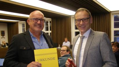 Bild: pz
Zu Beginn der Stadtratssitzung am Montag bekam Stadtrat und Freie Wähler-Fraktionssprecher Bernhard Lux (links) von Bürgermeister Bernd Sommer die Goldene Ehrennadel der Stadt Waldsassen verliehen. Neben der Auszeichnung und der Urkunde gab es auch noch eine Flasche Wein als Zugabe.