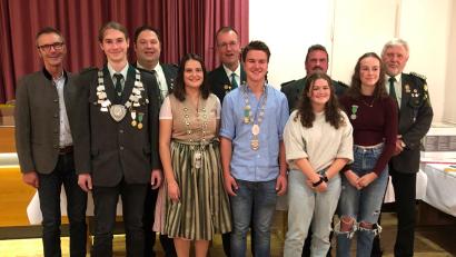 Bild: Martin Reichenberger/exb
Die neuen Würdenträger der Schützengesellschaft Neukirchen (von links): Bürgermeister Peter Achatzi, Schützenkönig Jens Maul, Schützenmeister Christian Beyer, Schützenliesl Lena Reichenberger, Thomas Plickert, Jugendkönig Theo Gradl, Katia Kohler, Jürgen Dehling, Janine Herbst und stellvertretender Gauschützenmeister Dietmar Beyer.