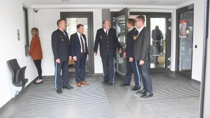 Bild: Gabi Schönberger
Im Eingangsbereich der Polizeiinspektion Weiden kommt man links zur Wache, rechts zu den Arbeitsräumen der Beamten.