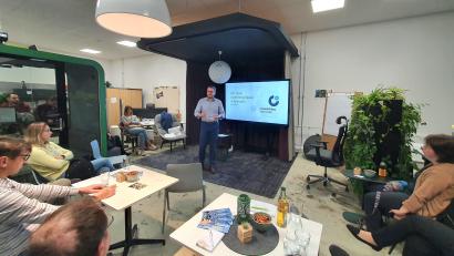 Bild: kaz
Die Kolpingsfamilie lud alle Interessierten und Mitglieder zum Kolpingtreff ins Coworking-Space Kemnath ein. Nach einer Führung hielt Notar Johannes Eichelsdörfer einen Vortrag zum Thema "Gründung und Start-Up".