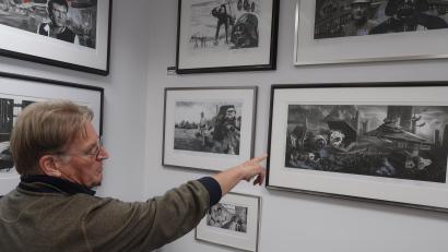 Bild: Kunz
Galerist Gerald Recknagel verweist auf die filigranen Bleistiftzeichnungen des amerikanischen Künstlers.