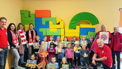 Bild: hod
Der FC Bayern Fanclub Nabburg spendet an die drei Nabburger Kindergärten.