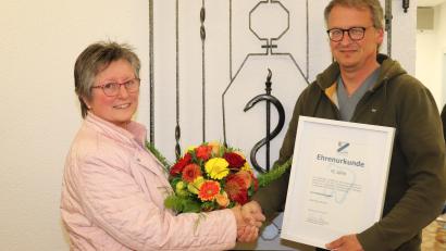 Bild: flt
Nach 45 Dienstjahren in der zahnärztlichen Gemeinschaftspraxis Dr. Sammüller/Dr. Hubrich verabschiedete sich Gabriele Laubert in den Ruhestand. Dr. Michael Hubrich überreichte ihr einen Blumenstrauß und die Urkunde.
