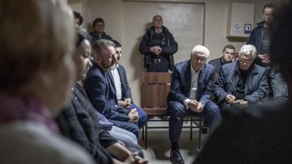 Bild: Michael Kappeler
Bundespräsident Frank-Walter Steinmeier (Mitte) wartet nach einem Luftalarm im Luftschutzbunker in der ukrainischen Stadt Korjukiwka:. Er spricht mit Bewohnern der Stadt und lässt sich ihre Erfahrungen erzählen.