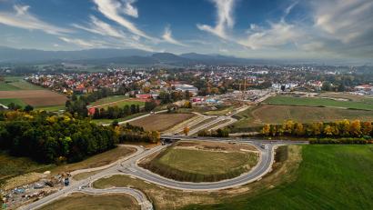 Luftbild:  W. Forster/exb
Vor Kurzem wurde die neu gebaute Auffahrt von der Berndorfer Straße zur Staatsstraße 2665 eingeweiht. Die zurzeit laufenden, umfangreichen Baumaßnahmen dienen der Erschließung des Baugebiets Kreuzwiese im rechten Bildteil.