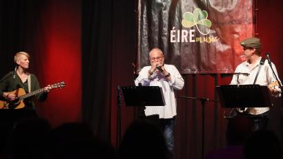 Bild: mfh
Eire Music, das sind Anita Kinscher (links), Hermann Stadler (Mitte) und Holger Herrmann (rechts). Seit zehn Jahren stehen sie gemeinsam auf der Bühne.