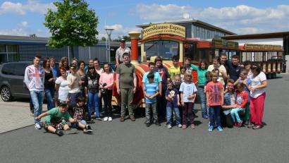 Archivbild: Mittelschule Mitterteich/exb
Zu den gemeinsamen Begegnungen zwischen Mittelschülern und Senioren und Kindern und Jugendlichen mit Handicap gehörte unter anderem eine Tour mit der Bimmelbahn.
