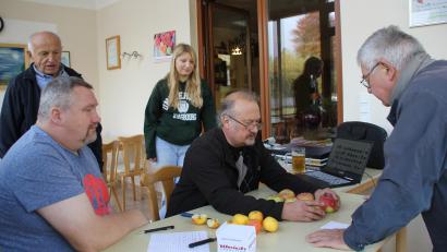 Bild: ads
Der Pomologe Jürgen Pompe (Mitte) bestimmt, unterstützt vom stellvertretenden Vorsitzenden des örtlichen Obst- und Gartenbauvereins Bernhard Kraus (links), in Schnaittenbach über 100 Apfelsorten.