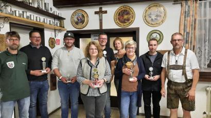 Bild: Schützenverein Pechbrunn/exb
Das Bürgerschützenkönigs- und Pokalschießen stand beim Schützenverein Pechbrunn an. Im Bild (von links) Vorsitzender Hannes Ködel, Bürgermeister Stephan Schübel, Christian Raschke, Doris Sperrer, Sven Prudlo, Conny Meiler, Isgard Forschepiepe, Stefan Goldmann und Schützenmeister Werner Fleischer. Die neue Bürgerschützenkönigin Vanessa Zeitler war verhindert.