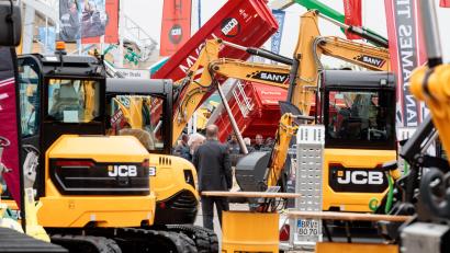 Symbolbild: Markus Scholz/dpa
Baumaschinen auf der Fachmesse Nordbau in Neumüsnter (Bild). Auch ein falscher Internethändler bietet derzeit Baumaschinen zum Kauf an und nutzt dafür Daten eines Amberger Unternehmers. Doch anders als die Maschinen auf der Messe, sind seine Angebote nicht real.