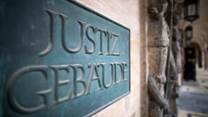 Bild: Daniel Karmann
Die Polizei hat das gesamte Justizgebäude in Nürnberg nach einer Bombendrohung geräumt.