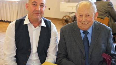 Bild: Hirsch
IG-Bau-Bezirksvorsitzender Christian Lang (links) ehrte Adolf Graf (rechts) für 75-jährige Treue zur Gewerkschaft.