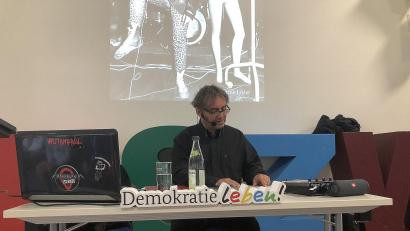 Bild: wro
Autor und Ex-Punk Geralf Pochop war zu Gast in der Aula des BSZ Wiesau.