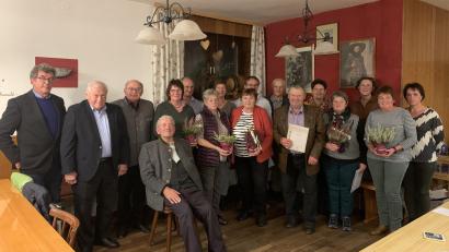 Bild: Elisabeth Kederer/exb
Kreisfachberater Wolfgang Grosser, Bürgermeister Hans Wilhelm, stellvertretender Vorsitzender des Kreisverbandes, Hans-Dieter Betz (von links), und Vorsitzende Irmgard Kaiser (Dritte von rechts) dankten den Mitgliedern für ihre langjährige Vereinszugehörigkeit.